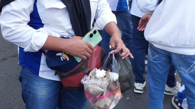 Wali Kota Semarang mengapresiasi buruh yang tertib saat Hari Buruh dan ikut peduli menjaga kebersihan lingkungan dengan memunguti sampah. Wali Kota Semarang mengapresiasi buruh yang tertib saat Hari Buruh dan ikut peduli menjaga kebersihan lingkungan dengan memunguti sampah.