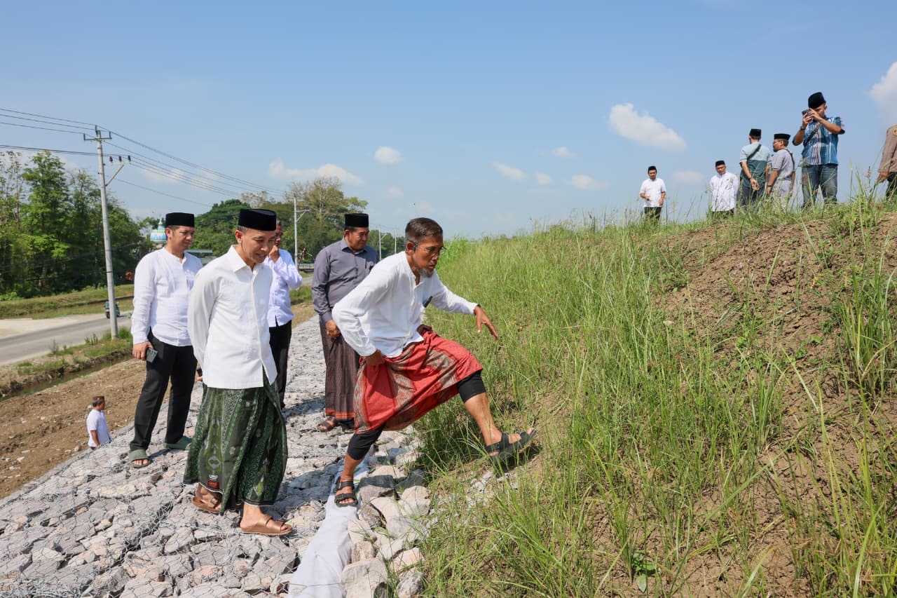 Warga Desa Tinanding Grobogan keluhkan lumpur pascabanjir yang merusak sawah. Sekda Jateng Sumarno langsung turun tangan dan siapkan solusi cepat.