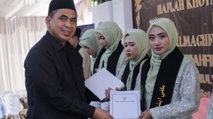 Wakil Gubernur Jateng Taj Yasin kunjungi tiga pesantren di Kendal, salurkan tali asih bagi santri hafiz Al-Qur’an sebagai bentuk apresiasi pemerintah. Wakil Gubernur Jateng Taj Yasin kunjungi tiga pesantren di Kendal, salurkan tali asih bagi santri hafiz Al-Qur’an sebagai bentuk apresiasi pemerintah.