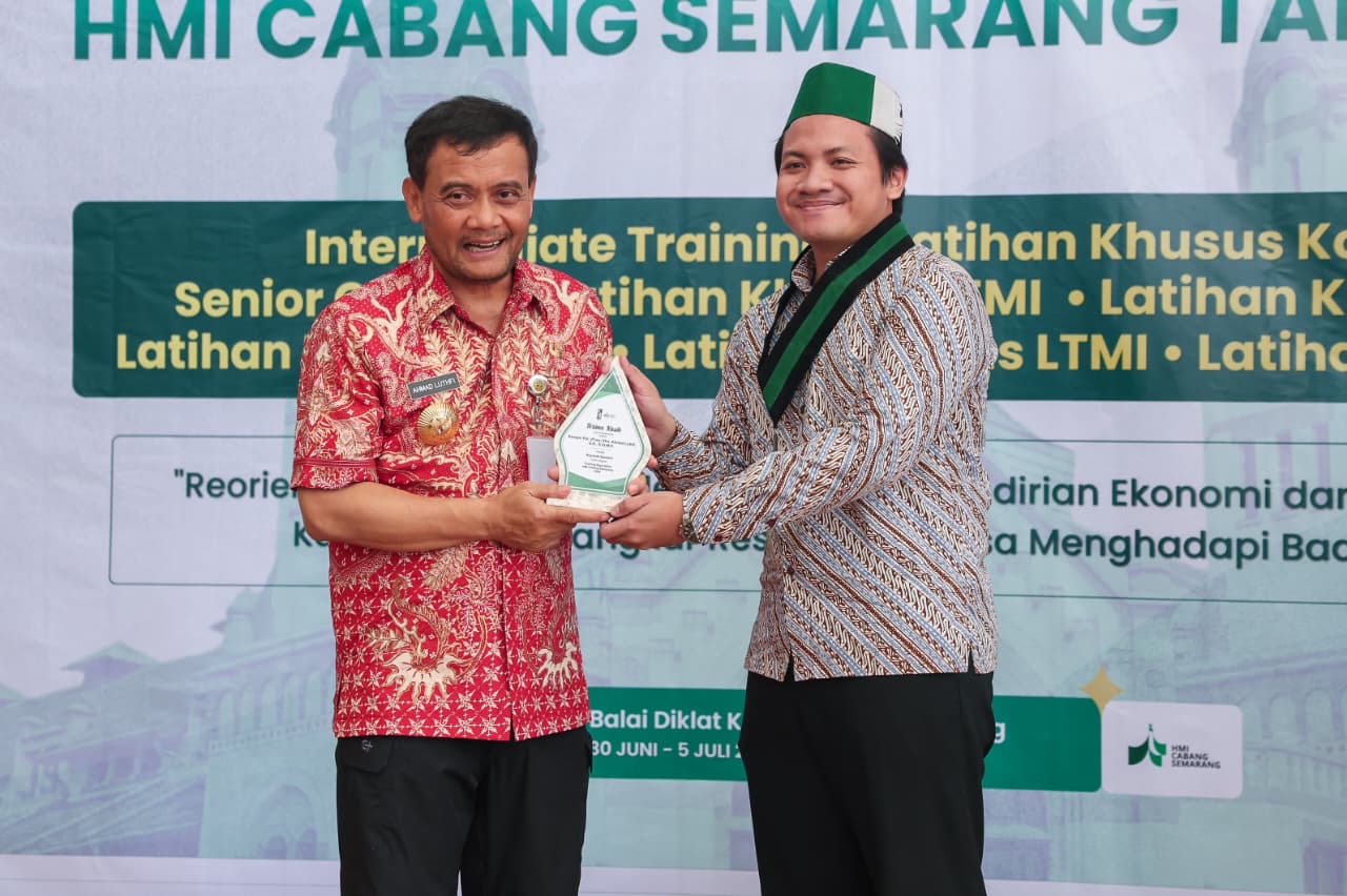 Gubernur Jawa Tengah Ahmad Luthfi menghargai mahasiswa aktif menyampaikan kritik dan ide konstruktif demi pembangunan daerah di tengah tantangan global.