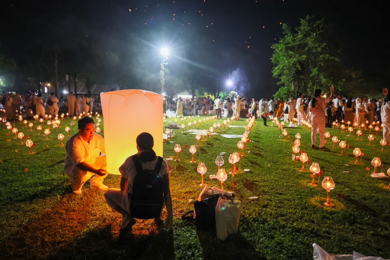 Ribuan lampion Waisak 2026 di Candi Borobudur terangi langit Magelang, dorong pariwisata dan ekonomi lokal, serta perkuat pesan perdamaian.