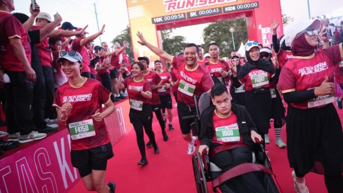Soekarno Run 2026 Solo diikuti 7.500 peserta. Gubernur Jateng Ahmad Luthfi dorong inklusivitas dengan ikut lari bersama putranya.