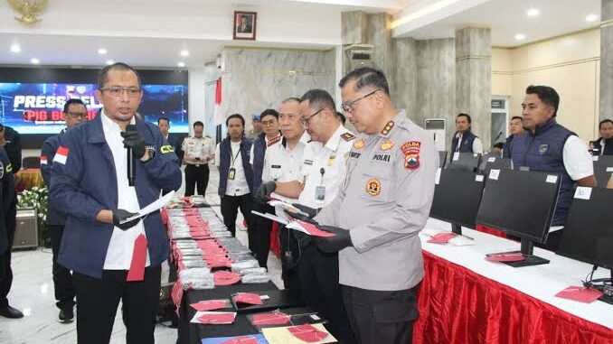 Polda Jateng bersama FBI ungkap sindikat penipuan siber internasional bermodus investasi crypto di Sukoharjo dengan kerugian Rp41 miliar.