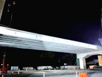 Gerbang Tol Trihanggo di proyek Tol Jogja-Solo hadir dengan desain unik siluet Candi Ratu Boko dan aksara Jawa, memperkuat identitas budaya Yogyakarta.