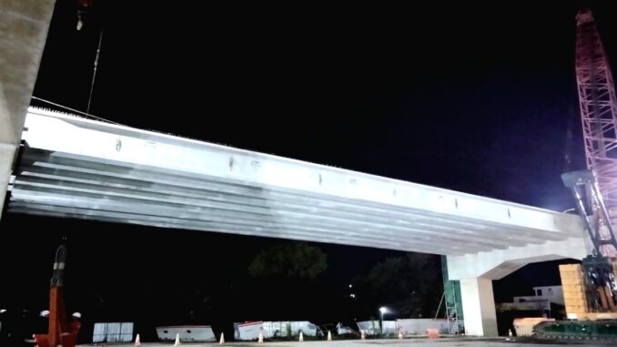 Gerbang Tol Trihanggo di proyek Tol Jogja-Solo hadir dengan desain unik siluet Candi Ratu Boko dan aksara Jawa, memperkuat identitas budaya Yogyakarta.