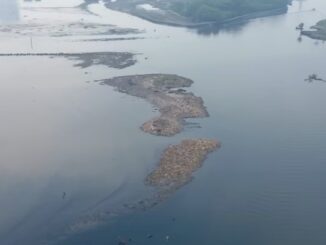 Fenomena viral pulau sampah Muara Angke diungkap Pemprov DKI. Sampah kiriman dari hulu jadi penyebab utama, pembersihan capai 90 persen.
