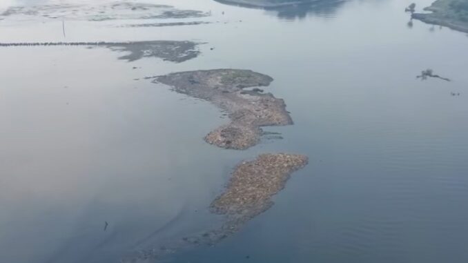 Fenomena viral pulau sampah Muara Angke diungkap Pemprov DKI. Sampah kiriman dari hulu jadi penyebab utama, pembersihan capai 90 persen.