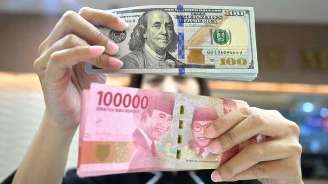 Rupiah melemah menembus Rp 18.000 per dolar AS, tertekan geopolitik, data ekonomi AS, dan defisit fiskal. Analis menilai rupiah berisiko mendekati Rp 20.000 per dolar AS.