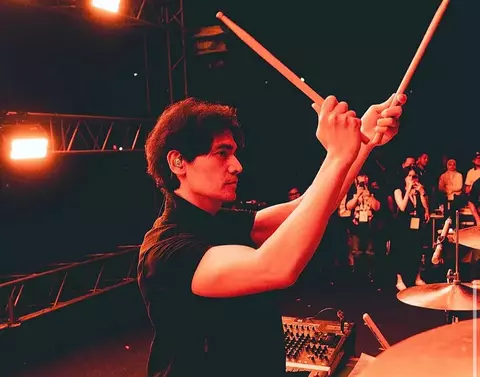 Tyo Nugros dicekal di Bandara Soekarno-Hatta atas permohonan KPKNL sehingga gagal berangkat konser dengan Dewa 19 ke Malaysia, sementara Imigrasi menyebut hanya menjalankan permintaan lembaga terkait.