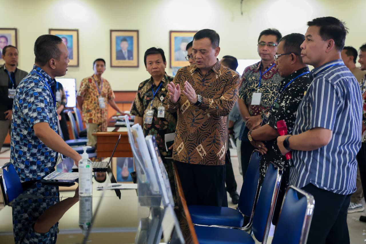 Gubernur Jateng Ahmad Luthfi pantau langsung SPMB 2026. Sistem berjalan lancar, minim kendala, didukung teknologi cloud dan keamanan data.