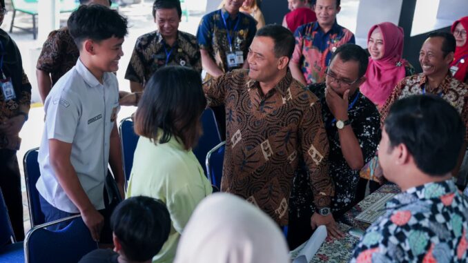Gubernur Jateng Ahmad Luthfi pantau langsung SPMB 2026. Sistem berjalan lancar, minim kendala, didukung teknologi cloud dan keamanan data.