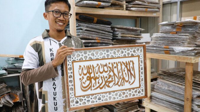 UMKM Boyolali Kreasi Kayukuu sukses menembus pasar internasional lewat hiasan dinding kayu dan dekorasi custom dengan omzet ratusan juta per bulan.
