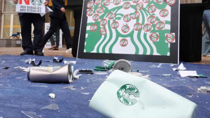 Starbucks Korea tutup lebih dari 2.000 toko sementara setelah promo kontroversial memicu boikot dan krisis publik. Starbucks Korea tutup lebih dari 2.000 toko sementara setelah promo kontroversial memicu boikot dan krisis publik.