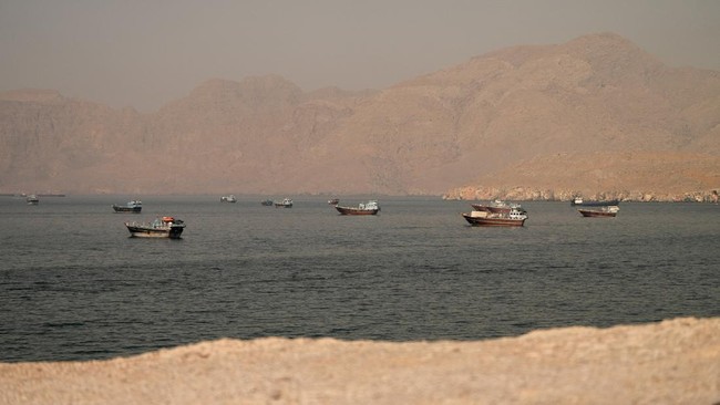 Iran kembali menutup Selat Hormuz sebagai respons atas serangan Israel ke Lebanon selatan dan dugaan pelanggaran kesepakatan dengan AS. Iran kembali menutup Selat Hormuz sebagai respons atas serangan Israel ke Lebanon selatan dan dugaan pelanggaran kesepakatan dengan AS.