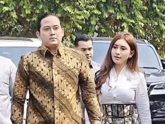 Sespri Prabowo, Rizky Irmansyah bersama Pacar, Chika Yenalovy temui Jokowi di Solo untuk silaturahmi dan menyerahkan undangan pernikahan.