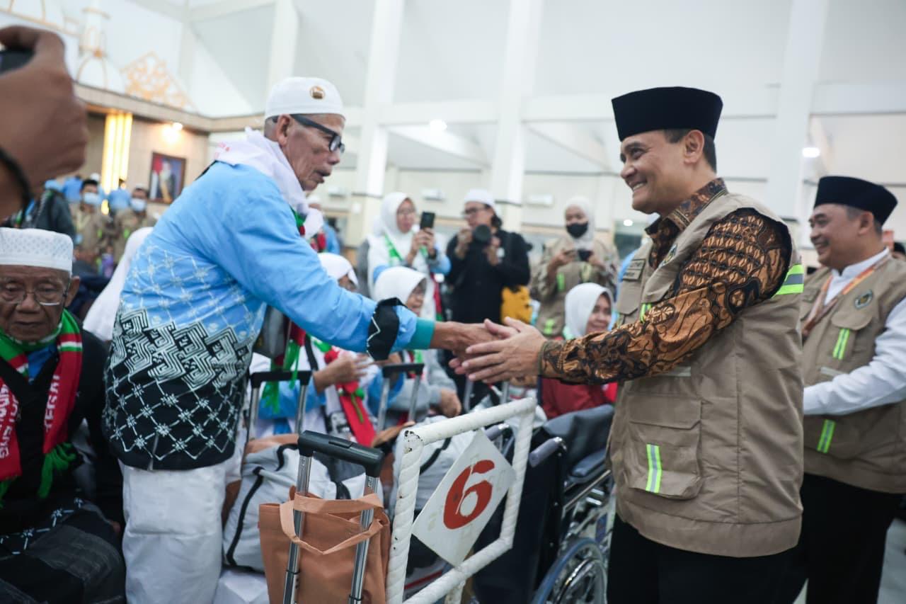 Jemaah haji Kloter 1 Debarkasi Solo tiba di Donohudan Boyolali dengan haru. 360 jemaah asal Tegal disambut Gubernur Jateng.