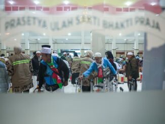 Jemaah haji Kloter 1 Debarkasi Solo tiba di Donohudan Boyolali dengan haru. 360 jemaah asal Tegal disambut Gubernur Jateng.