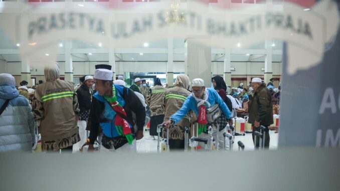 Jemaah haji Kloter 1 Debarkasi Solo tiba di Donohudan Boyolali dengan haru. 360 jemaah asal Tegal disambut Gubernur Jateng.