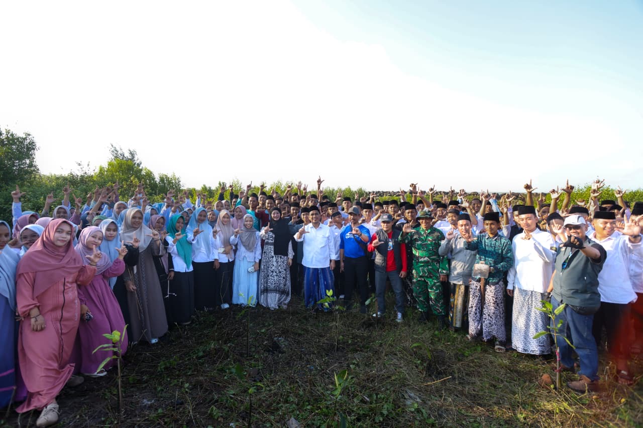 Wagub Jateng Gus Yasin bersama santri tanam mangrove di Pantai Temperak Rembang untuk cegah abrasi dan tingkatkan kesadaran lingkungan.