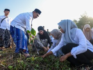 Wagub Jateng Gus Yasin bersama santri tanam mangrove di Pantai Temperak Rembang untuk cegah abrasi dan tingkatkan kesadaran lingkungan.