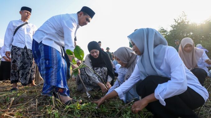 Wagub Jateng Gus Yasin bersama santri tanam mangrove di Pantai Temperak Rembang untuk cegah abrasi dan tingkatkan kesadaran lingkungan.