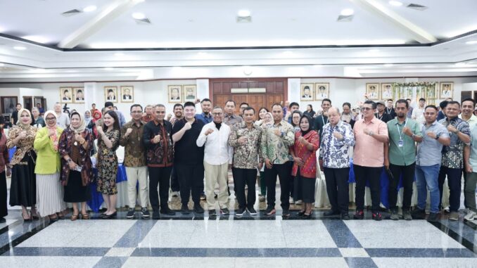 c86b17cb-7013-43ca-9a9a-1450a01d63c9 49 pengusaha lakukan studi komparatif di Jawa Tengah, Gubernur Ahmad Luthfi sebut investasi Jateng tembus Rp110 triliun dan terus berkembang.