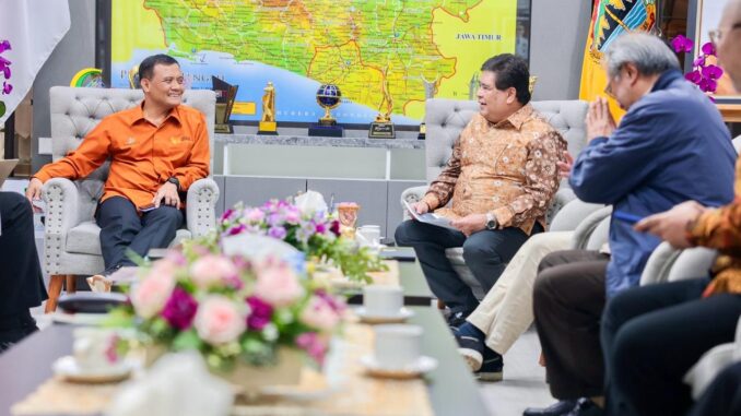 Apindo Pusat dukung Jawa Tengah jadi pusat investasi nasional. Infrastruktur, tenaga kerja, dan pertumbuhan ekonomi dinilai kompetitif hingga mampu bersaing global. Apindo Pusat dukung Jawa Tengah jadi pusat investasi nasional. Infrastruktur, tenaga kerja, dan pertumbuhan ekonomi dinilai kompetitif hingga mampu bersaing global.