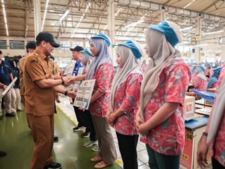 BLT DBHCHT Jateng 2026 mulai disalurkan untuk 85 ribu pekerja tembakau dengan total Rp51 miliar. Simak jadwal, penerima, dan rincian bantuannya.