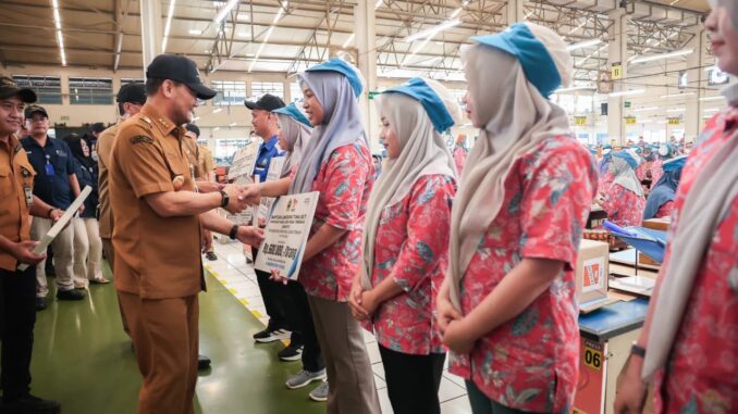 BLT DBHCHT Jateng 2026 mulai disalurkan untuk 85 ribu pekerja tembakau dengan total Rp51 miliar. Simak jadwal, penerima, dan rincian bantuannya.