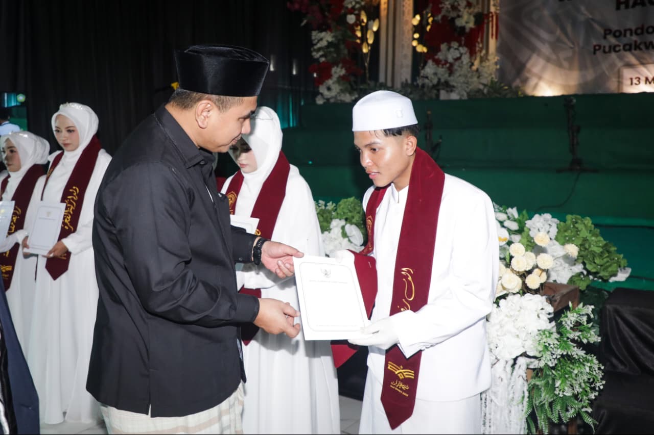 Wakil Gubernur Jateng Taj Yasin kunjungi tiga pesantren di Kendal, salurkan tali asih bagi santri hafiz Al-Qur’an sebagai bentuk apresiasi pemerintah.