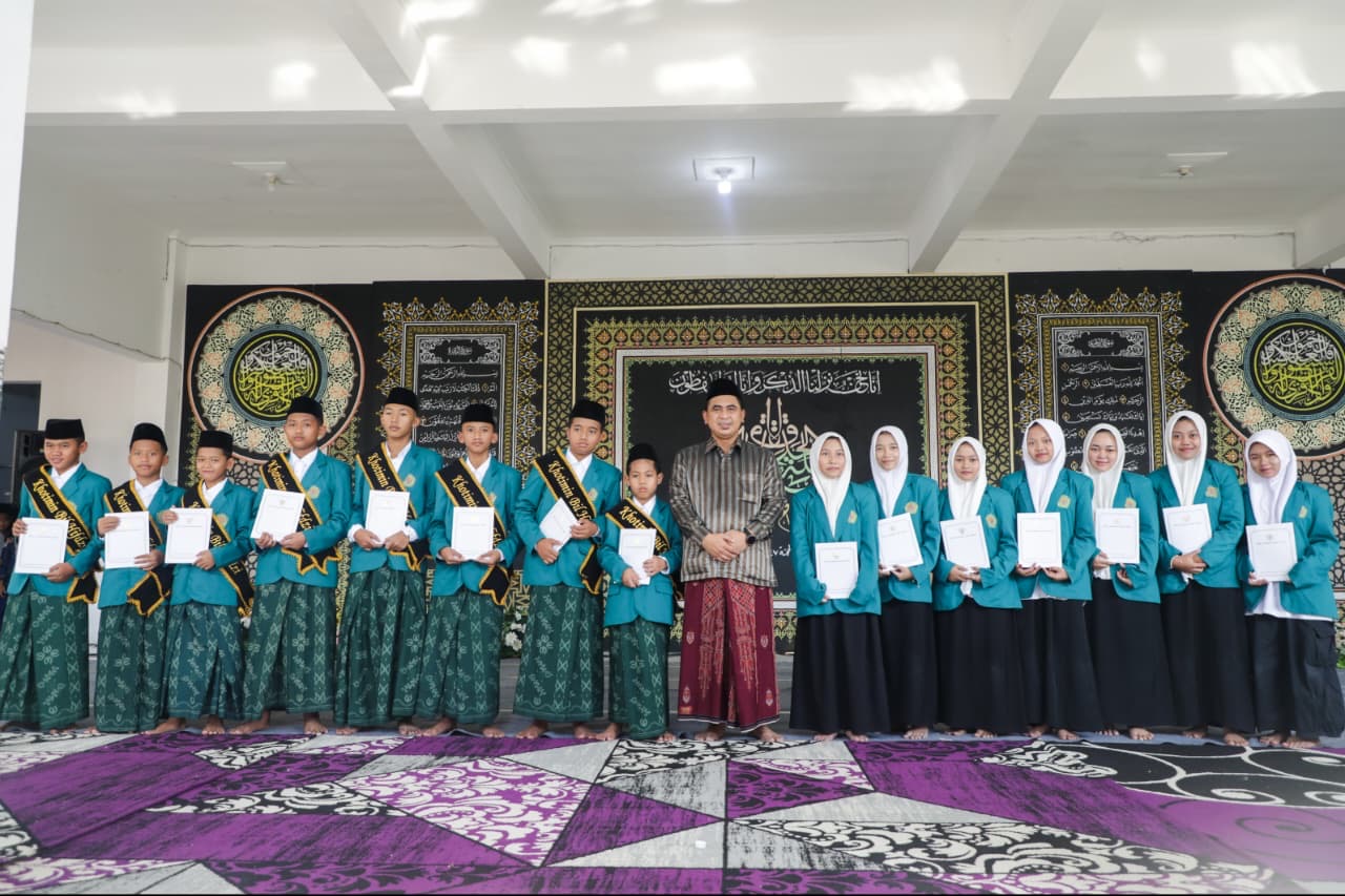 Wagub Jateng Taj Yasin beri bisyarah kepada 15 hafiz Al-Qur’an di Kudus. Program ini dorong lahirnya generasi Qurani di Jawa Tengah.