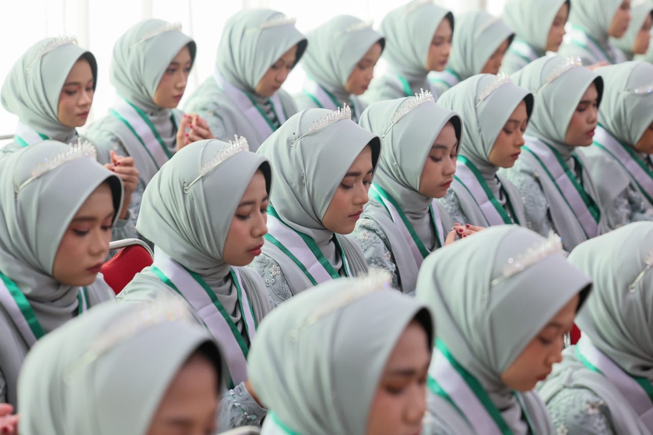 Pemprov Jateng berikan tali asih kepada 76 santriwati penghafal Al-Quran di Kudus. Program ini tanpa syarat KTP dan jadi motivasi santri.
