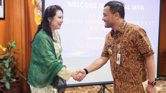 Gubernur Jawa Tengah dan Presiden International Zheng He Society membahas kerja sama budaya dan investasi di Semarang. Gubernur Jawa Tengah dan Presiden International Zheng He Society membahas kerja sama budaya dan investasi di Semarang.