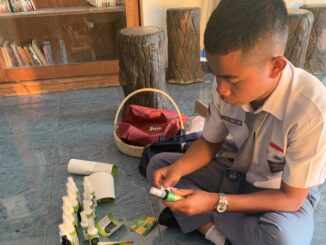 Siswa Market Juara SMK Jateng Semarang memasarkan produk Helmora