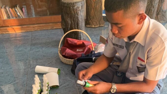 Siswa Market Juara SMK Jateng Semarang memasarkan produk Helmora