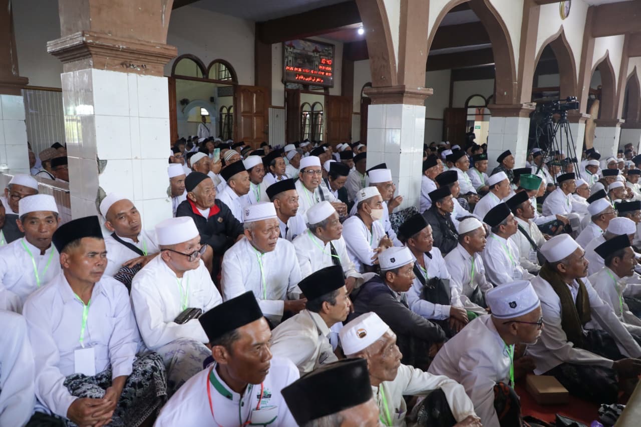 Wakil Gubernur Taj Yasin Maimoen menghadiri Manaqib Qubra di Cilacap dan menyampaikan pentingnya doa ahli toriqoh untuk bangsa.