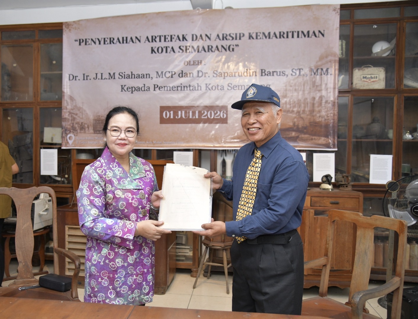 Wali Kota Semarang Agustina menerima arsip dan artefak sejarah kemaritiman Semarang