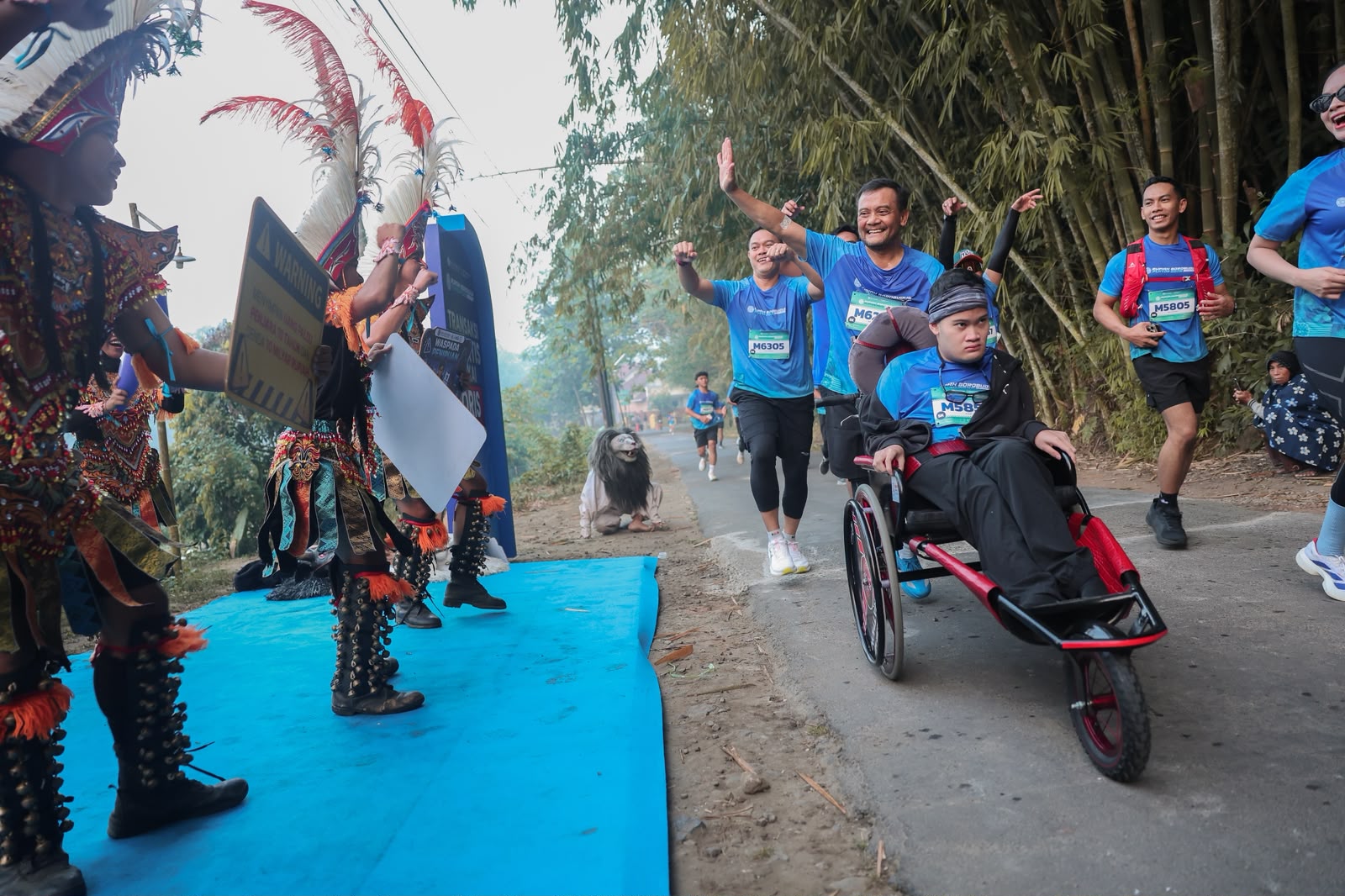 Gubernur Jawa Tengah Ahmad Luthfi ikut Rupiah Borobudur Playon 2026 di Magelang sambil dorong kursi roda putranya, mengajak ribuan pelari cinta rupiah.