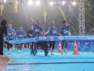 Gubernur Jawa Tengah Ahmad Luthfi ikut Rupiah Borobudur Playon 2026 di Magelang sambil dorong kursi roda putranya, mengajak ribuan pelari cinta rupiah.
