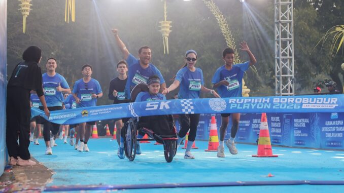 Gubernur Jawa Tengah Ahmad Luthfi ikut Rupiah Borobudur Playon 2026 di Magelang sambil dorong kursi roda putranya, mengajak ribuan pelari cinta rupiah.