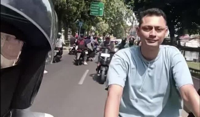Pengendara Kawasaki Ninja bergaya bang jago yang memukul pemotor di Jagakarsa, Jaksel, dinyatakan positif sabu usai tes urine dan kini kasusnya dikembangkan polisi.