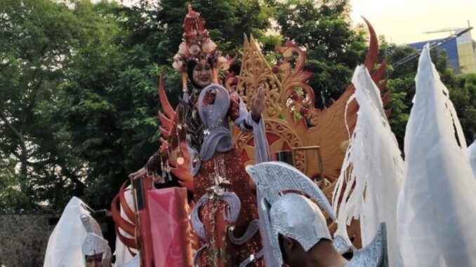 Astrid Widayani tampil di Solo Batik Carnival 2026 dengan kostum bertema IKM, mengangkat potensi lokal dan filosofi Jawa Pitulungan lan Welas. Astrid Widayani tampil di Solo Batik Carnival 2026 dengan kostum bertema IKM, mengangkat potensi lokal dan filosofi Jawa Pitulungan lan Welas.