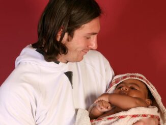 Lionel Messi menggendong bayi Lamine Yamal dalam foto Messi Yamal yang kini viral
