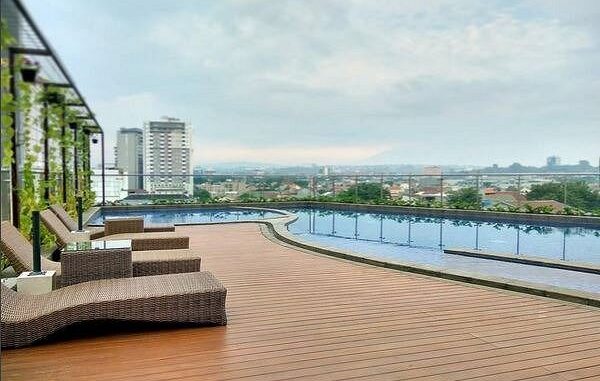 Area kolam renang Hotel Grandhika Semarang