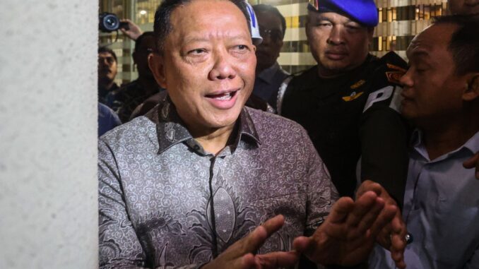 Kasus Febrie tanpa borgol disorot DPR. Komisi III ingatkan Kejagung menjaga kepercayaan publik dan menegakkan hukum setara.