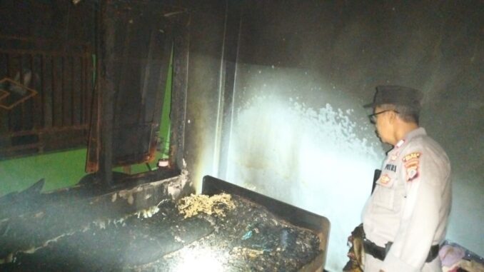 Kasus pria di Bantul bakar rumah orang tua usai gagal dapat Rp15 juta, picu kebakaran dan korban luka.