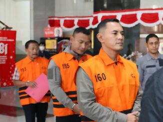 Staf admin KPK diduga bocorkan informasi kasus, ayahnya peras Bupati Pemalang hingga terkumpul Rp 1,9 miliar.