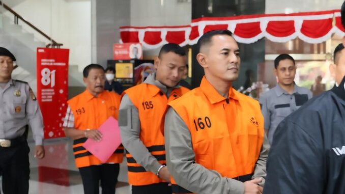 Staf admin KPK diduga bocorkan informasi kasus, ayahnya peras Bupati Pemalang hingga terkumpul Rp 1,9 miliar.