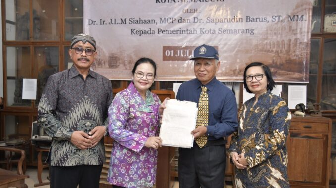 Wali Kota Semarang Agustina menerima arsip dan artefak sejarah kemaritiman Semarang