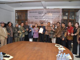 Wali Kota Semarang menerima artefak heritage kota maritim koleksi Jimmy Lassang di Rumah Budaya Tangga Medan.